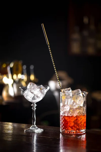 Bartender Prepara Coquetel Clássico Manhattan — Fotografia de Stock