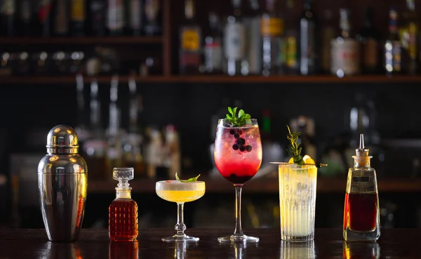 Barda Çeşitli Kokteyller Karıştırıcılar Acı Biberler Var — Stok fotoğraf