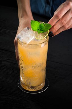 Siyah arkaplanda klasik kokteyl