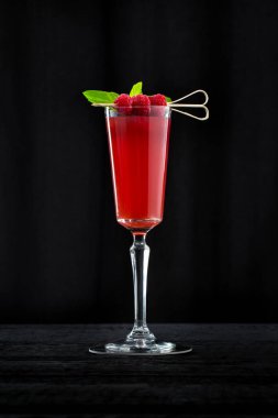 Siyah arkaplanlı ahududu kokteyli.