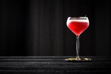 Siyah arkaplanlı ahududu kokteyli.