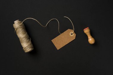 Siyah arkaplanda vintage biçim etiketi ve eski dizgi