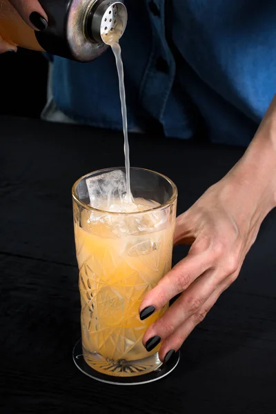 Barman Derrama Bebida Toranja Coqueteleira — Fotografia de Stock