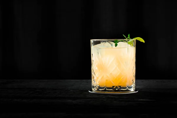 Orangefarbener Cocktail Vintage Stil Auf Schwarzem Hintergrund — Stockfoto