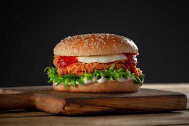 Çıtır çıtır Kentucky usulü tavuklu hamburger.