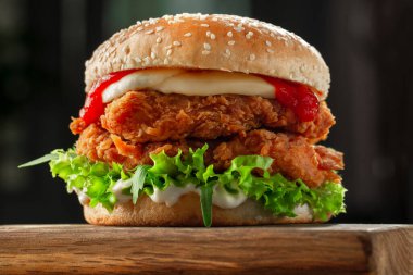 Çıtır çıtır Kentucky usulü tavuklu hamburger.