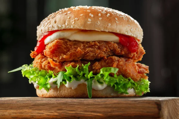Hamburger Chrupiącym Kurczakiem Stylu Kentucky — Zdjęcie stockowe