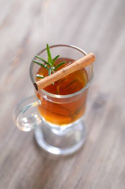 Tarçın çubuğu ve biberiyeli sıcak Toddy Kokteyli