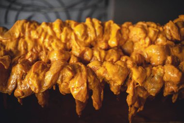 Fırına koymadan önce zerdeçal tavukta terbiye edilmiş.