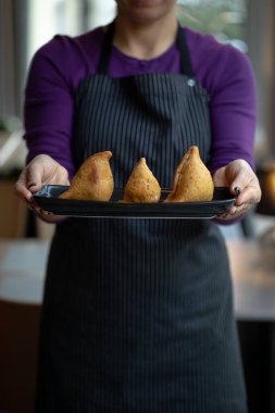 Çıtır samosa - geleneksel Hint atıştırmalığı
