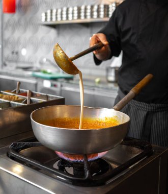 Tavada hazırlanmış köri yemeği, Hint restoranında yemek pişirmek.