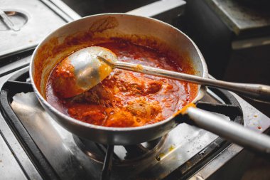 Tavada hazırlanmış köri yemeği, Hint restoranında yemek pişirmek.