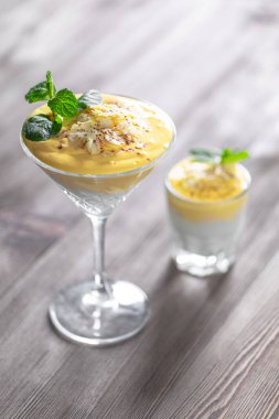 Ahşap masada mango Lassi kokteylleri