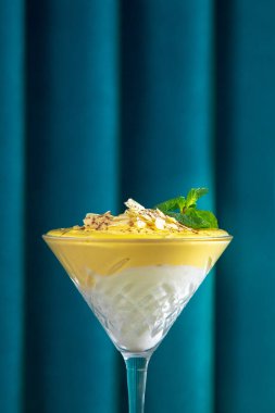 Turkuaz arka planda mango lassi kokteyli.