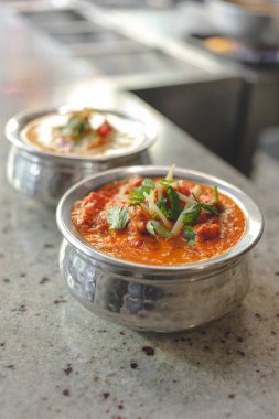 Restoranda duran geleneksel Hint yemekleri.