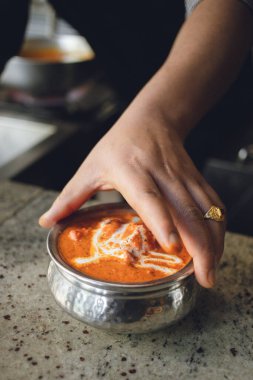 Geleneksel Hint yemeği restoranda servis edilir.