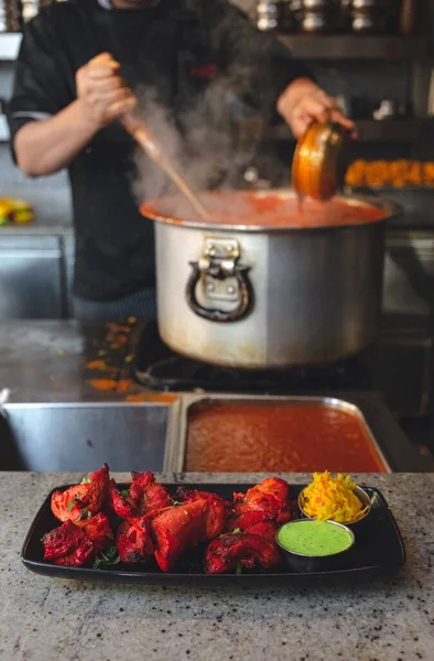 在传统的印度菜 烤箱里烤的唐多莉虾仁 — 图库照片
