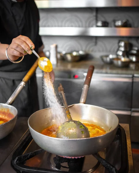 用平底锅准备的咖喱菜 在一家印度餐馆里烹调 — 图库照片