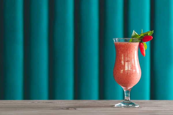 绿松石背景的草莓鸡尾酒 — 图库照片