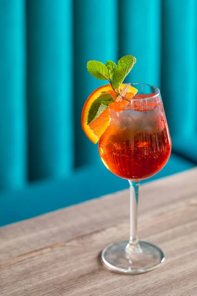 Aperol Spritz Koktél Fából Készült Asztalon Jogdíjmentes Stock Fotók