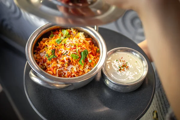 Бір Яні Рис Подають Йогуртом Традиційною Індійською Їжею Ліцензійні Стокові Зображення