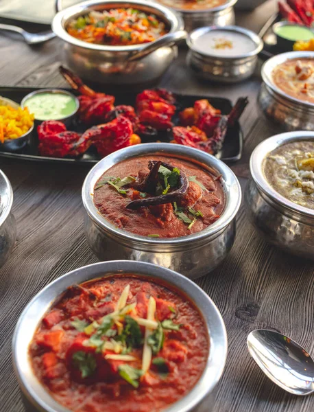 Különböző Indiai Ételek Asztalon Stock Kép