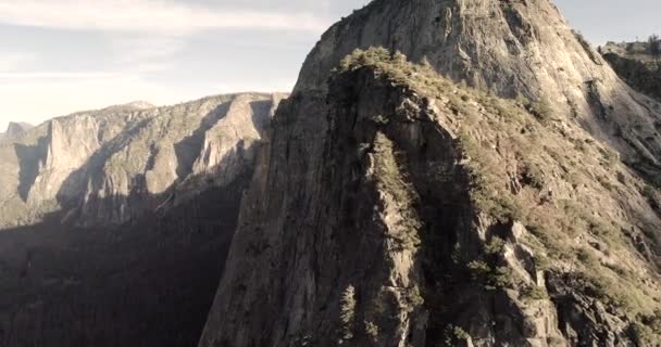Cathedral Rocks. Vuelo sobre las rocas de la catedral. Amanecer. Puesta de sol. Parque Nacional Sequoia. Drone. 4K. Nov 2017 — Vídeo de stock