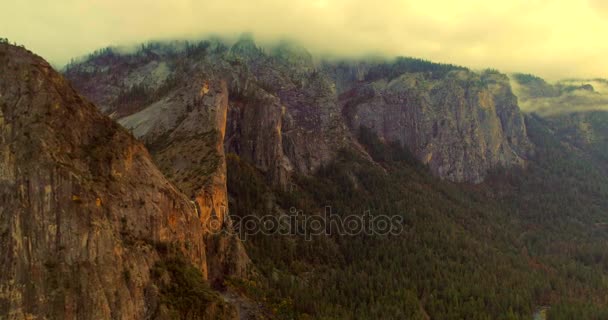 大聖堂の岩。4 k. 2017年 11 月。ドローン。滝。日の出。サンセット. — ストック動画