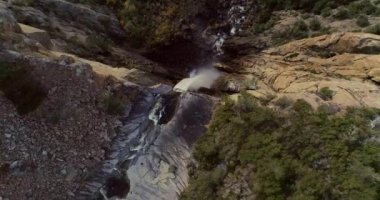 Katedral kayalar. Şelale üzerinde uçuş. Sequoia National Park. İkinci video iki olduğunu. 4 k. Kasım 2017