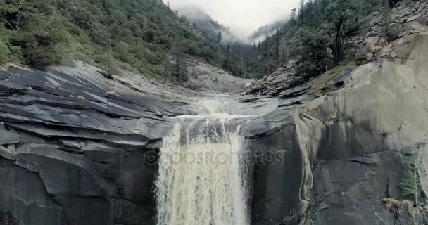 Rocce della Cattedrale. Volo sopra la cascata. Parco nazionale di Sequoia. 4K. Nov. 2017 — Video Stock