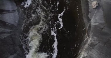 Katedral kayalar. Şelale üzerinde uçuş. Sequoia National Park. 4 k. Kasım 2017