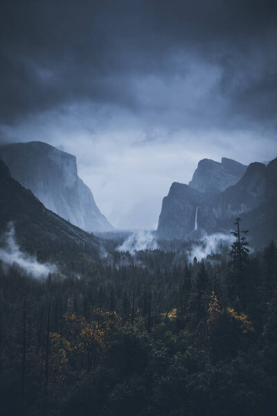 El Capitan. Cathedral Rocks. Sequoia National Park. Fog. Sunrise. Nov 2017 Royalty Free Stock Photos