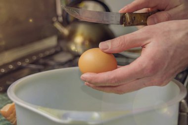 Bir yumurtayı bıçakla kır.