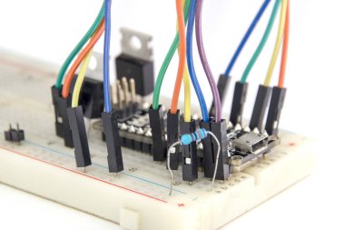 Ekmek tahtası arduino nano prototip pano transistörleri rezistanslar renkli kablolar