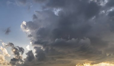 Mavi gökyüzünde gri Cumulus bulutları