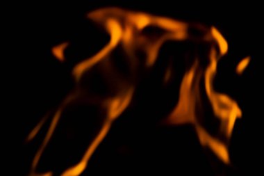 Siyah arkaplan dokusunda sarı yangın izole edildi