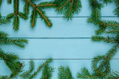 Noel arkaplanı, yeşil köknar dalları, mavi tahta çerçeve