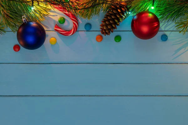 Navidad Espalda Tierra Ramas Abeto Verde Bola Roja Azul Caramelos — Foto de Stock