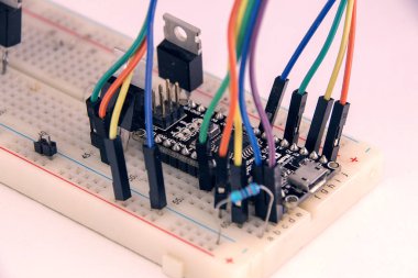 Radyo parçaları ve renkli kabloları olan devre kartı.