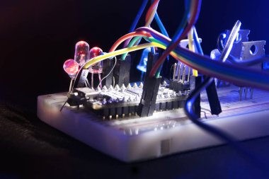 Işın ışığında Arduino nano ekmek tahtası prototip transistörler direnç Leds in Shine in dark on black skin