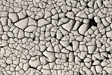 Eski beyaz boya çatlamış, dokusu pürüzsüzdü.