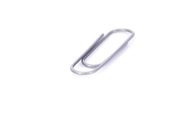 Beyaz arka plan üzerinde izole bir metal klibi