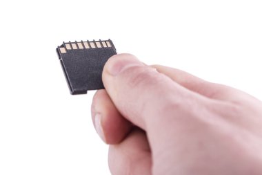 Beyaz arkaplanda iki parmağı olan Sd hafıza kartı