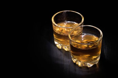 Siyah ağaçta iki bardak konyak.