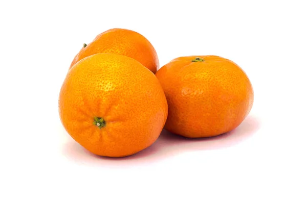 三种新鲜柑橘 阴影隔离在白色背景上 有切割路径 — 图库照片