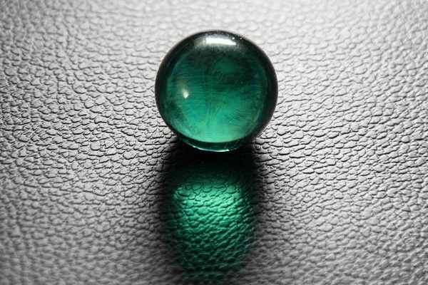 Зеленый Стеклянный Мяч Заднем Плане — стоковое фото