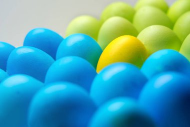 Paskalya yumurta sarı biri çok renkli closeup göze çarpan renkli