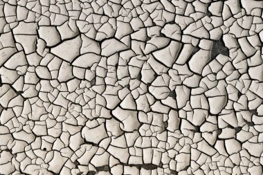 Eski beyaz boya çatlamış.