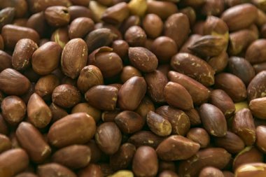 Fıstık ezmesi arka planda kavrulmuş. Çok temizlenmiş.