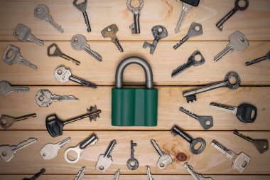 Masanın üzerinde farklı antik anahtarlar var. 